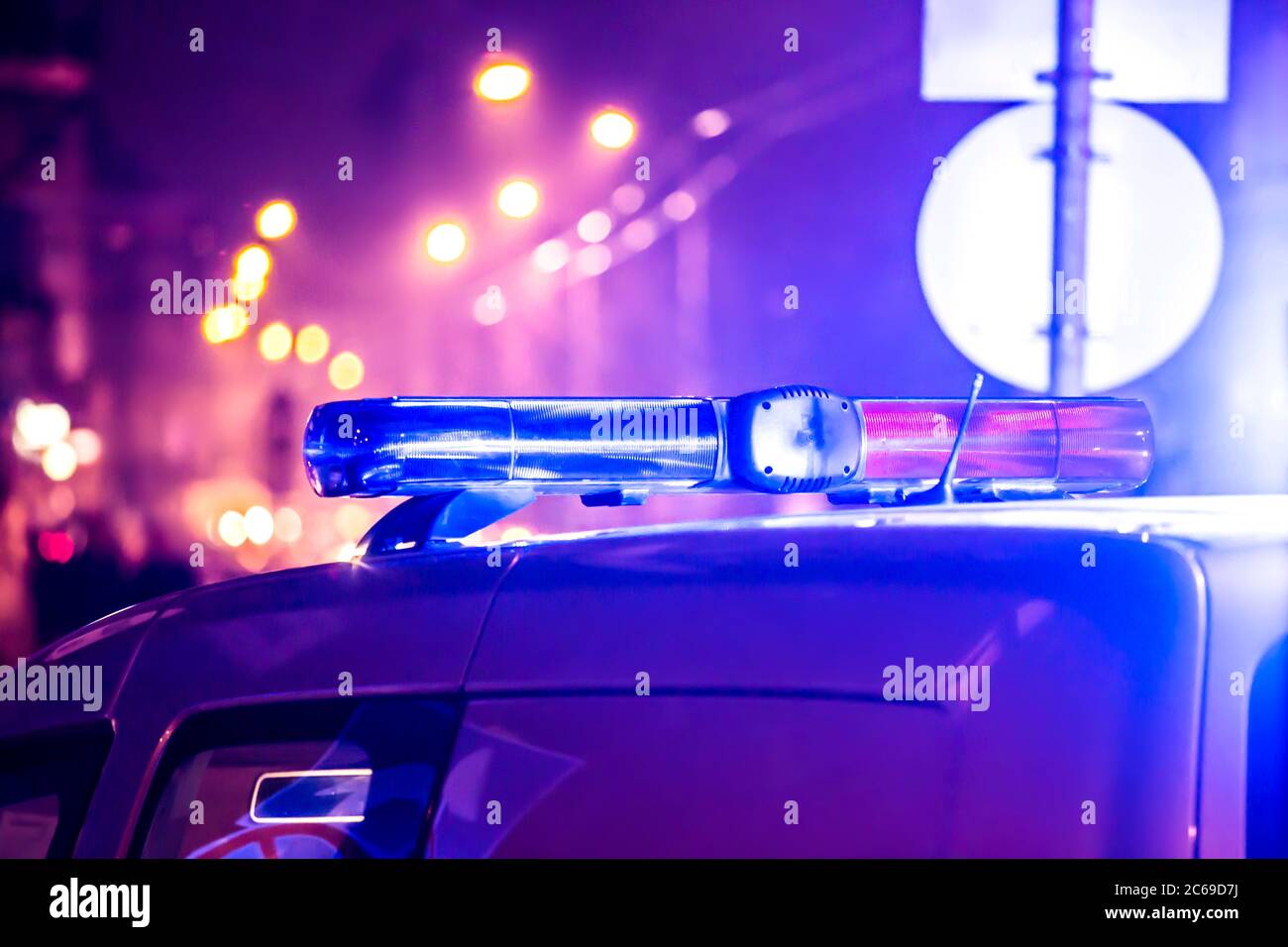 luces de coches de policía por la noche en la ciudad con enfoque selectivo  y bokeh 12630692 Foto de stock en Vecteezy
