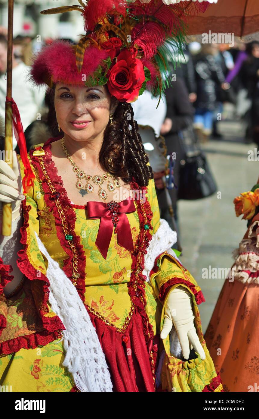 Venecia, Italia - 11 De Febrero De 2012: Mujer Con Típico Traje De Carnaval  Veneciano En El Carnaval De Venecia. Filmada En La Plaza De San Marcos. El  Carnaval De Venecia Es