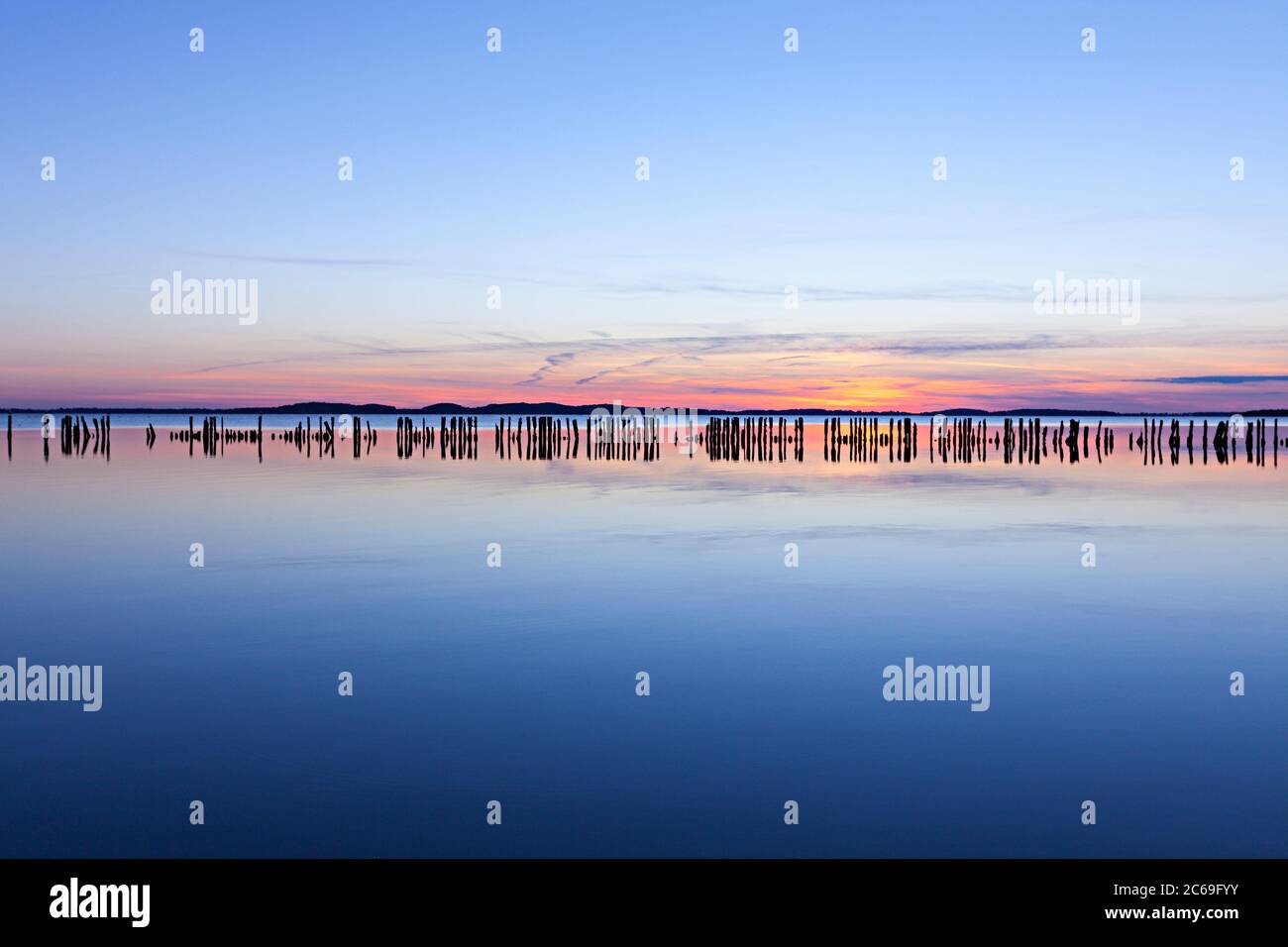 Groyne en la laguna Jasmunder Bodden, isla del Mar Báltico de Rügen, al atardecer Foto de stock