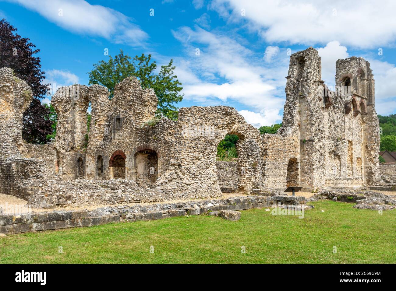 Ruinas del Castillo de Wolvesey, el antiguo palacio del obispo que data del siglo 12 en Winchester, Hampshire, Reino Unido Foto de stock