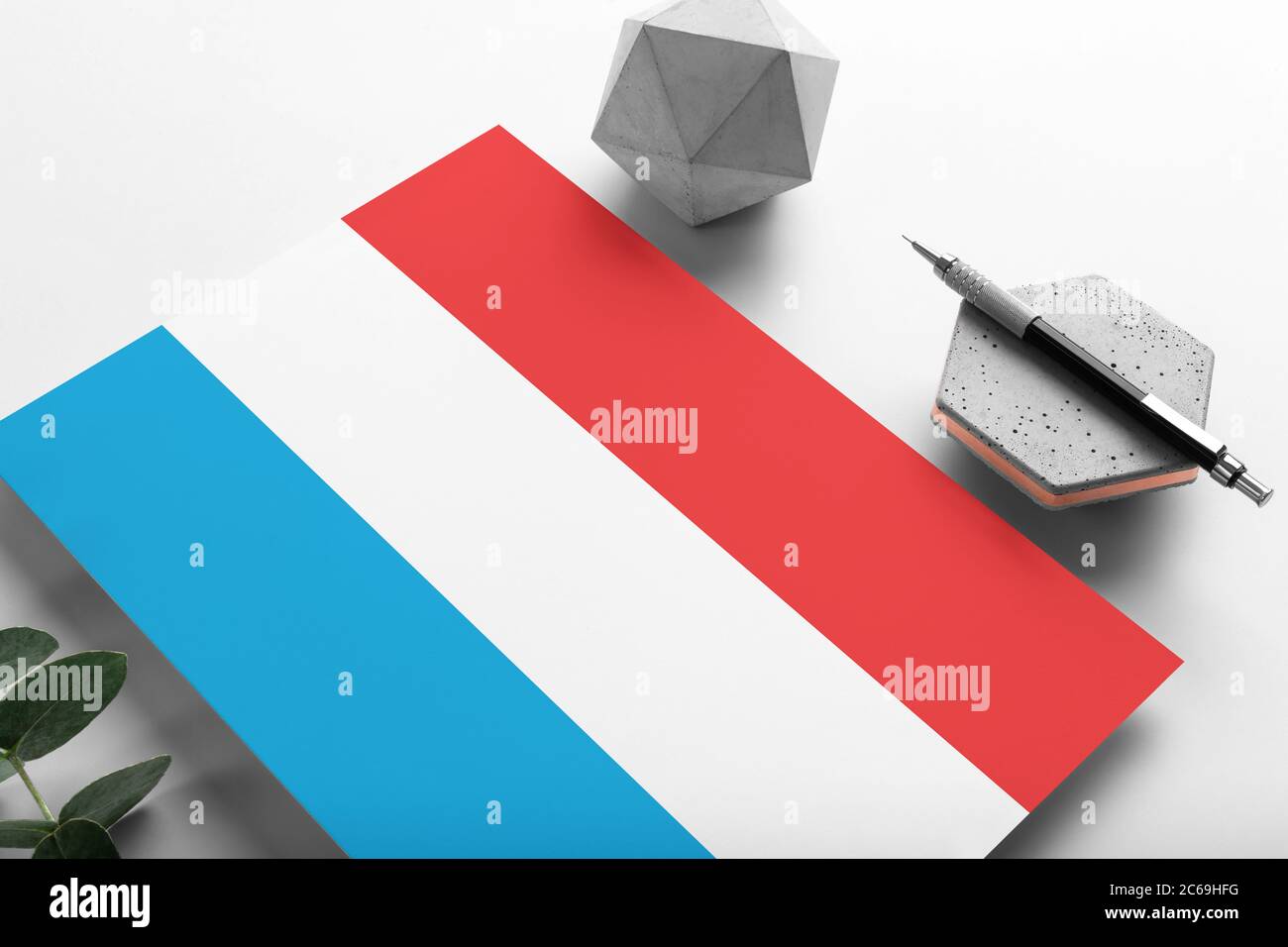 Bandera de Luxemburgo sobre fondo de papel minimalista. Carta de