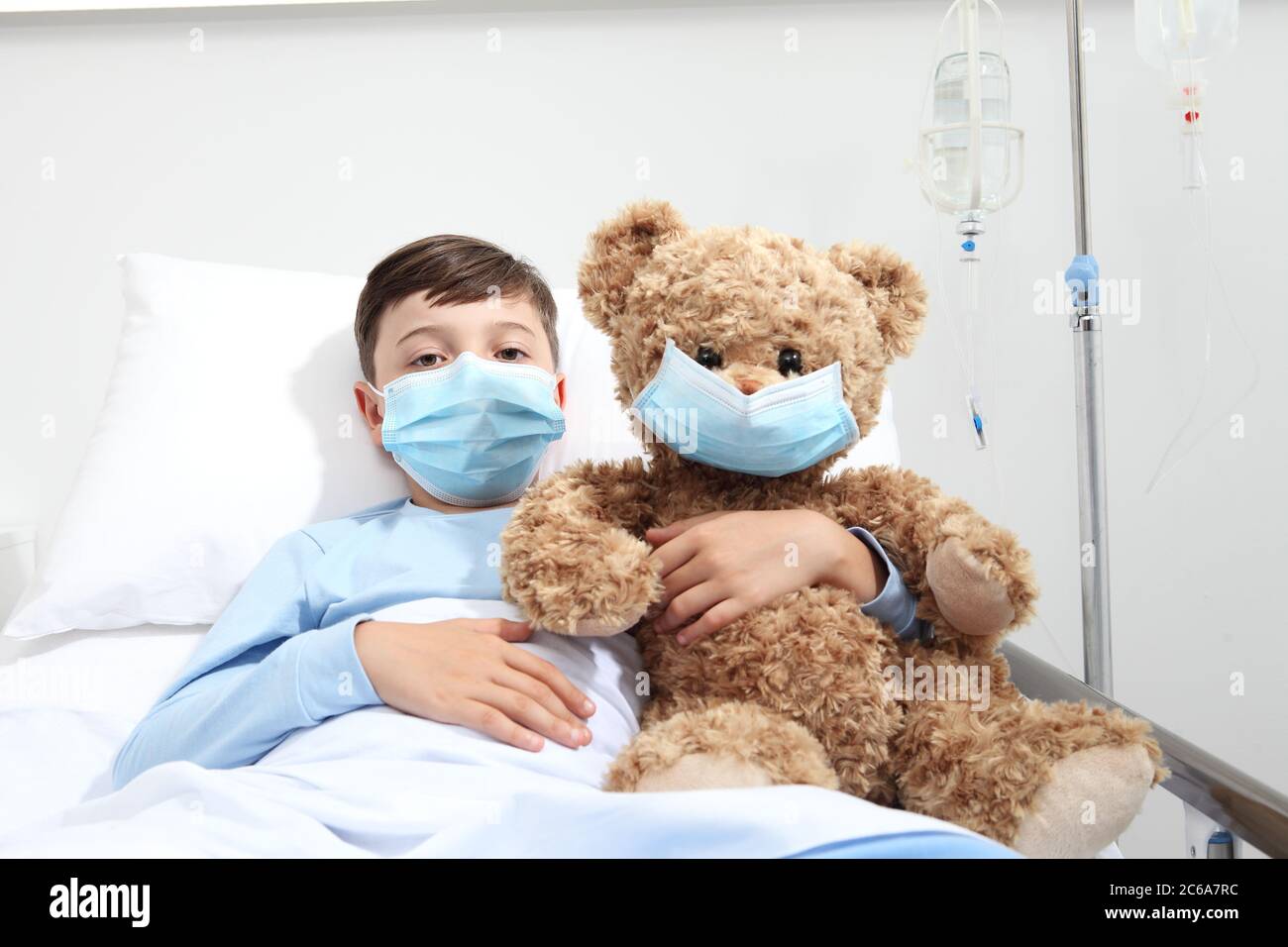 niño en cama de hospital con oso de peluche con máscara protectora, corona  virus covid 19 concepto de protección Fotografía de stock - Alamy