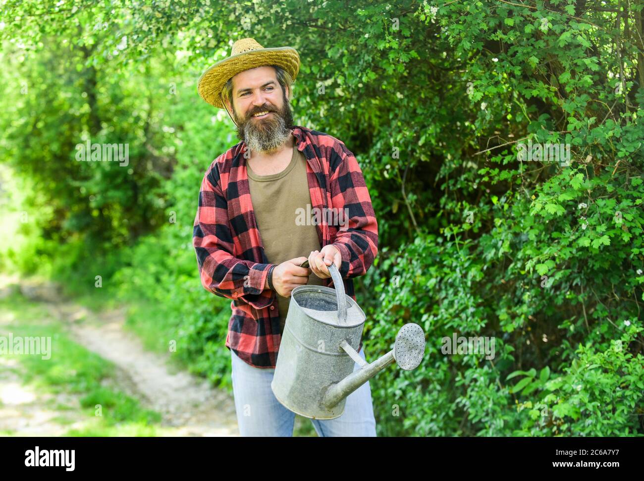 Calor de verano. Equipo en manos de los agricultores. Estilo rústico