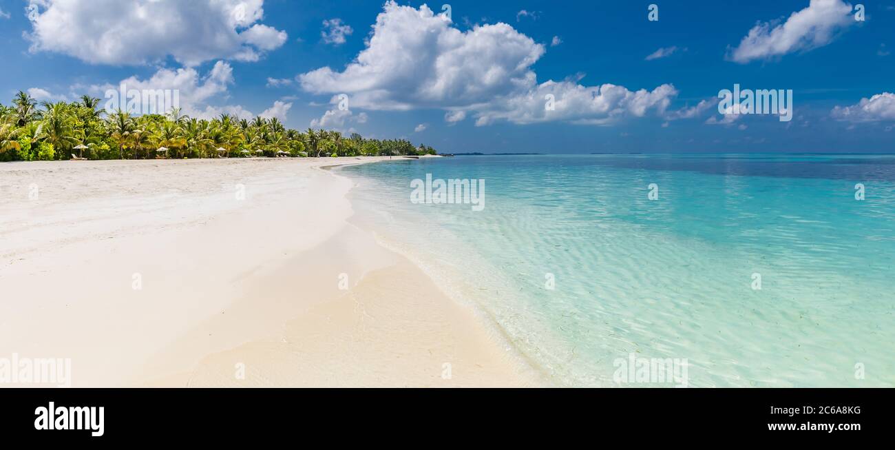 Increíble panorama de la playa de verano. Exótica costa isleña con palmeras y arena blanca cerca de un mar azul y una laguna increíbles. Playa paraíso tropical Foto de stock