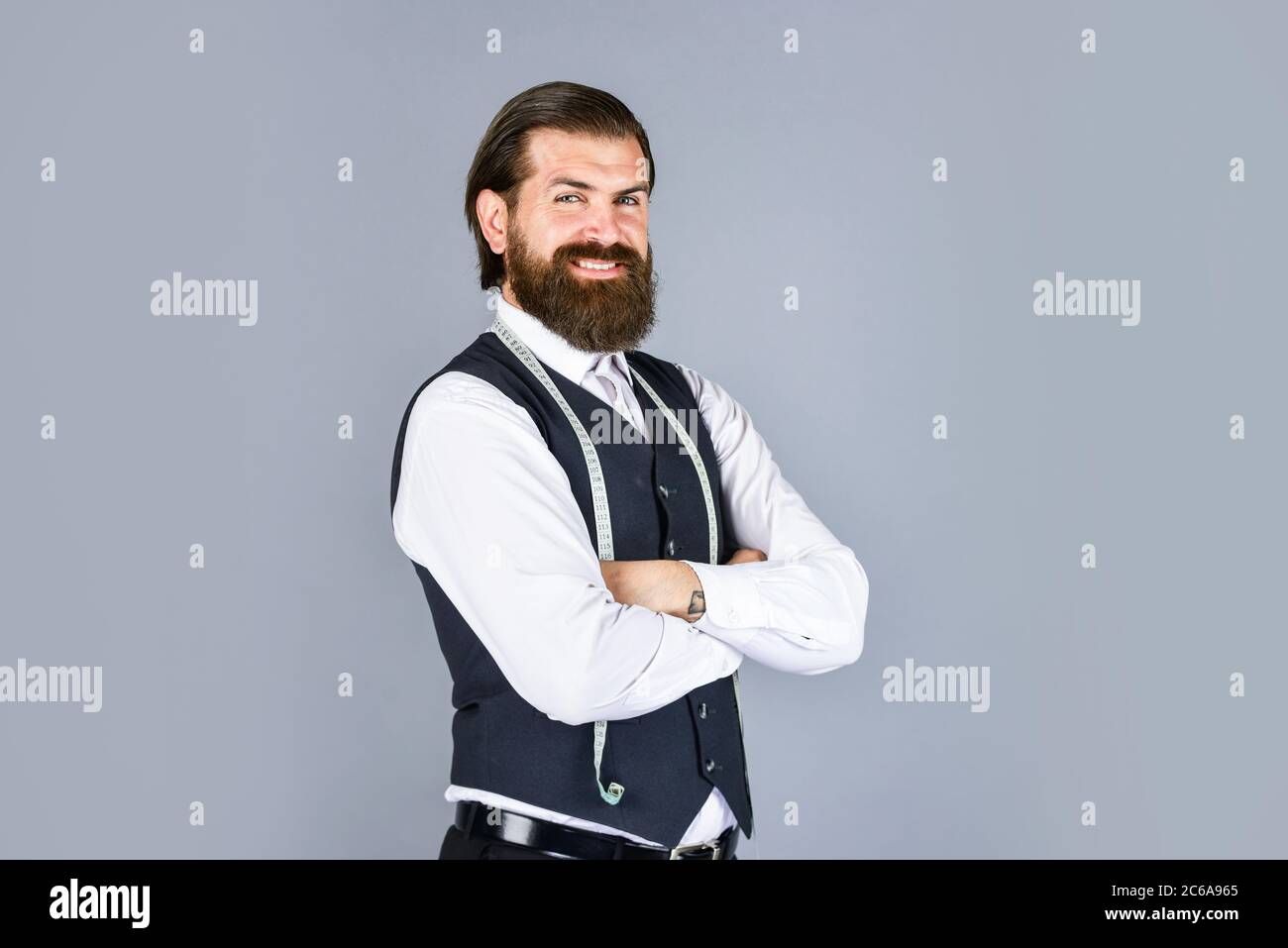 en buen humor. hombre brutal es diseñador de moda. hombre diseñando  vestuario para hombres. sartor exitoso listo para trabajar. estilo formal y  de oficina. hombre a medida con cinta métrica. hombre a