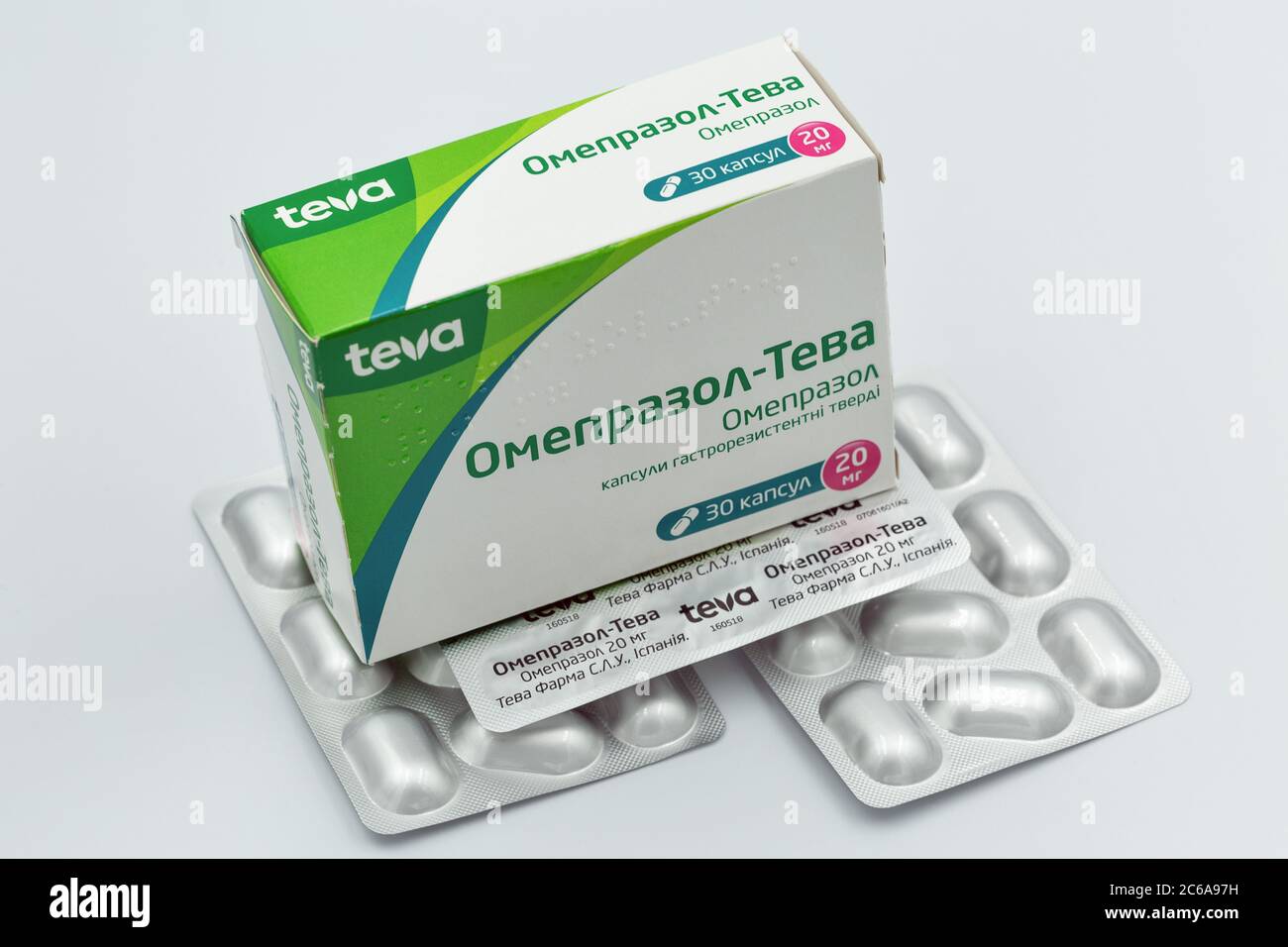 KIEV, UCRANIA - 28 DE MAYO de 2020: Gastroenterología medicamento genérico  Omeprazole por TEVA, caja y ampollas primer plano en blanco. Teva  Pharmaceuticals es estadounidense Fotografía de stock - Alamy