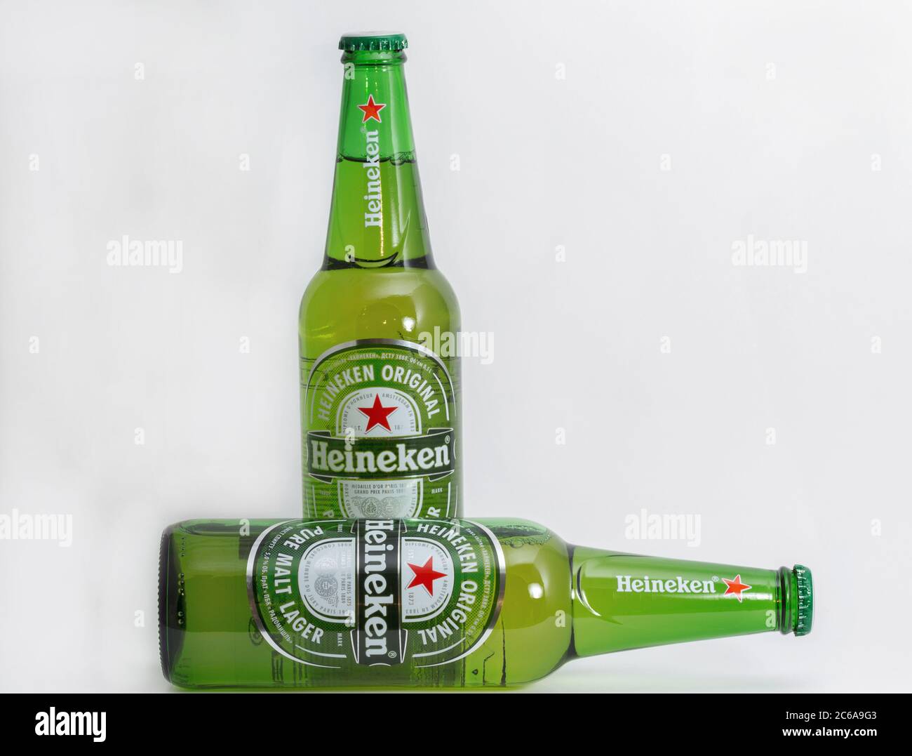 KIEV, UCRANIA - 17 DE JUNIO de 2020: Heineken cerveza lager botellas primer plano contra fondo blanco. Heineken N.V. es una empresa cervecera holandesa, fundada en 1864 Foto de stock