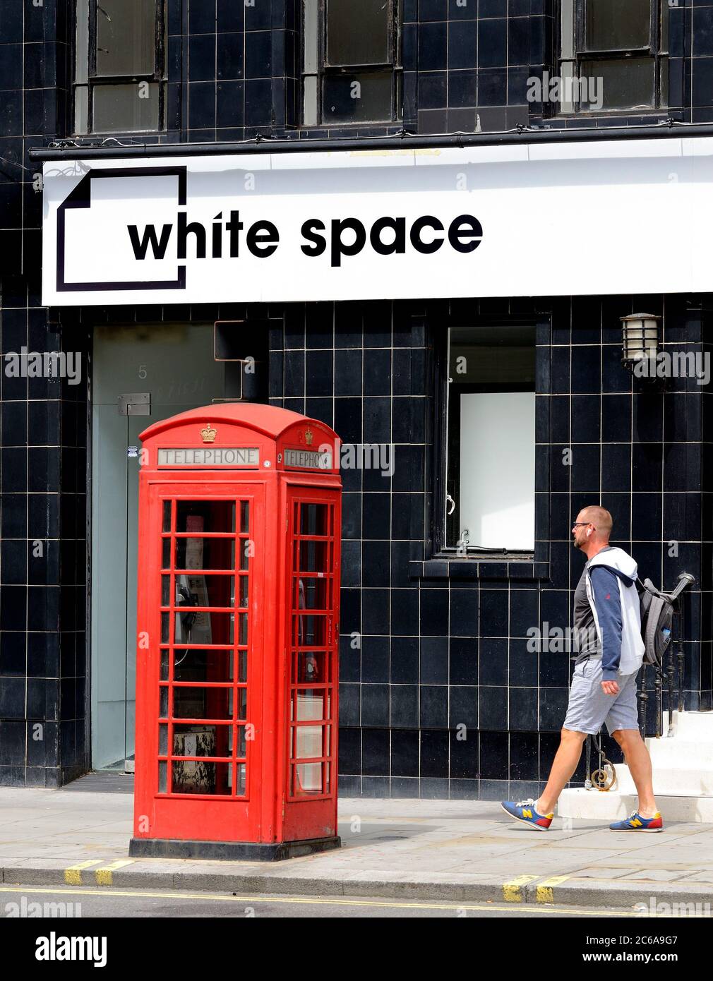 Londres, Inglaterra, Reino Unido. El espacio Blanco tiene lugar en 5 Great Newport Street WC2H 7JB Foto de stock