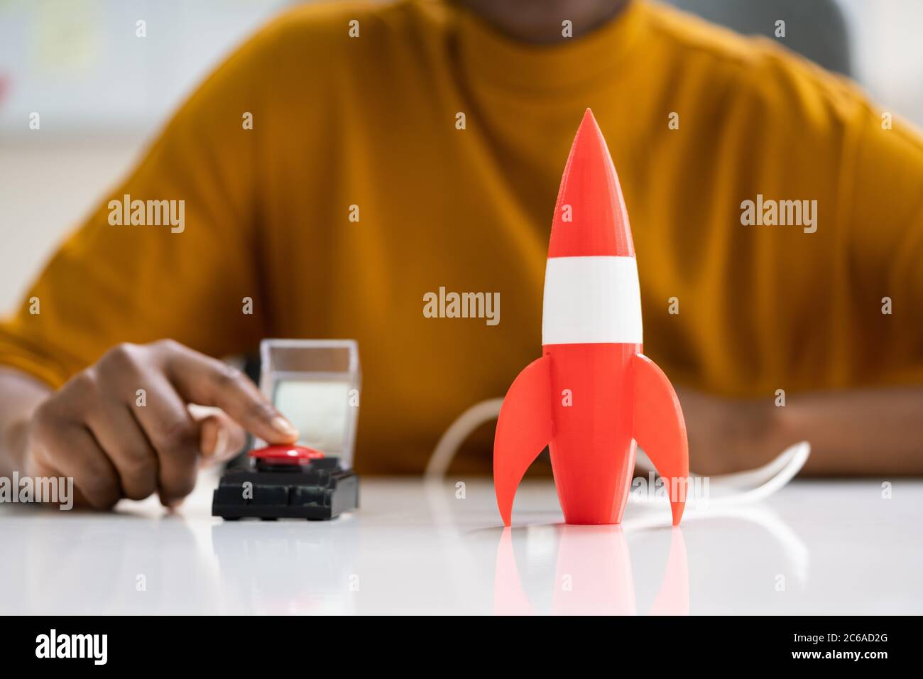 Botón de lanzamiento Rocket Red. Carrera velocidad Inicio Foto de stock