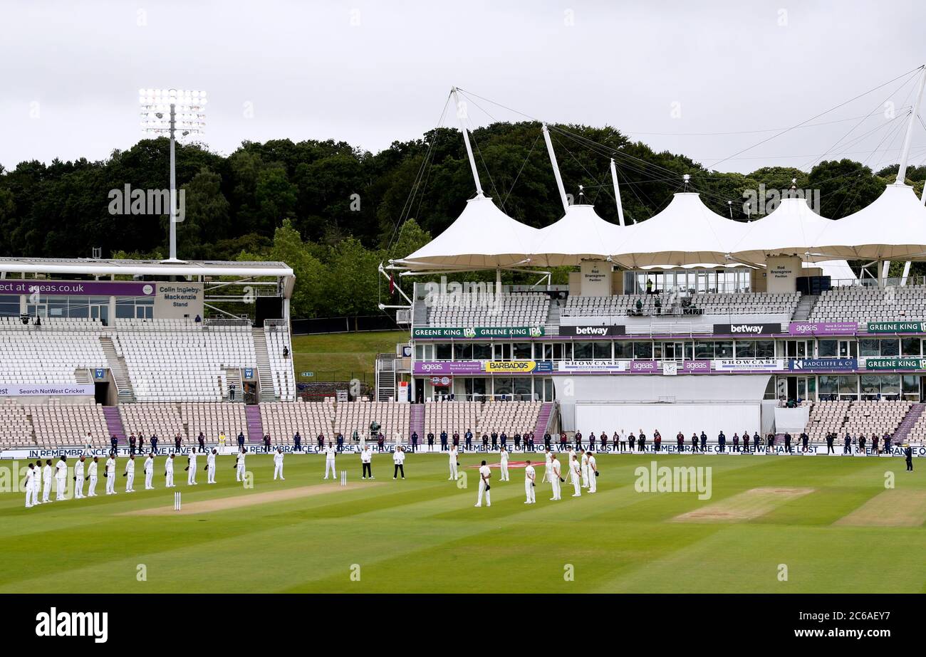 Los jugadores se levantan para un minuto de silencio en memoria de las
