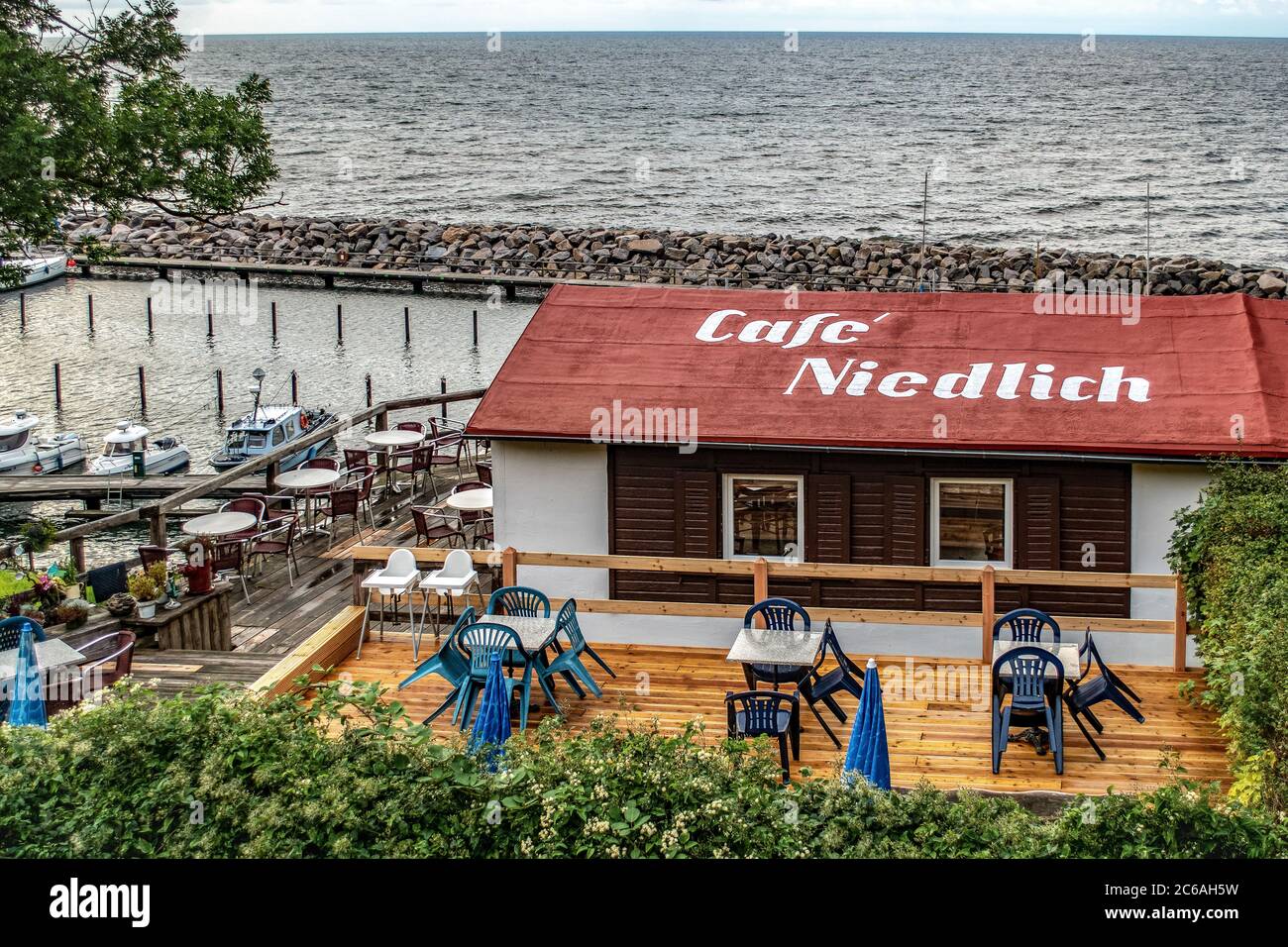 Lohme, Rügen, Alemania - 31 de agosto de 2018: Café Niedlich en el puerto y el océano Foto de stock