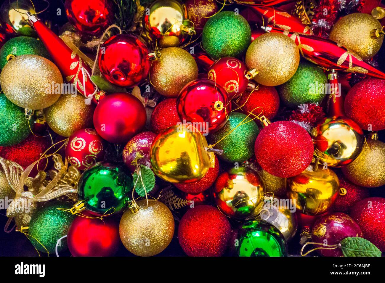 Adornos de árbol de Navidad en un árbol Foto de stock