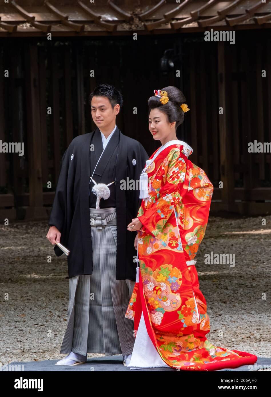 Novia y novio japonés en kimono tradicional en el santuario Meiji Jingu  Shinto, Tokio, Japón Fotografía de stock - Alamy
