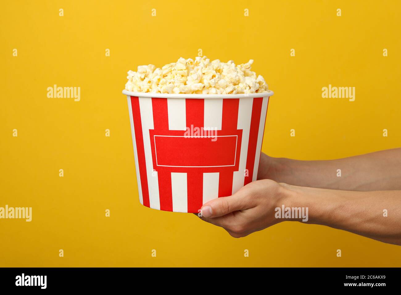 Palomitas De Cine En El Cubo Foto de archivo - Imagen de completo,  refresco: 184548692