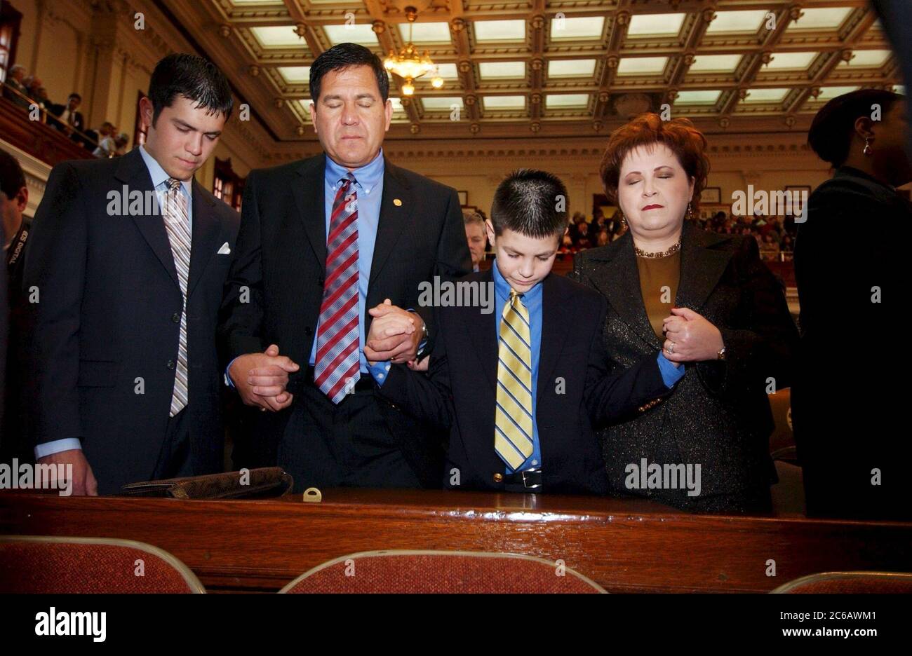 Austin, Texas, EE.UU., 11 de enero de 2005: El representante estatal Kino Flores (D-Mission) y la familia oran en la ceremonia de juramento el día de apertura de la sesión legislativa de Texas 2005. En la cámara de la Cámara de Representantes de Texas. © Bob Daemmrich Foto de stock