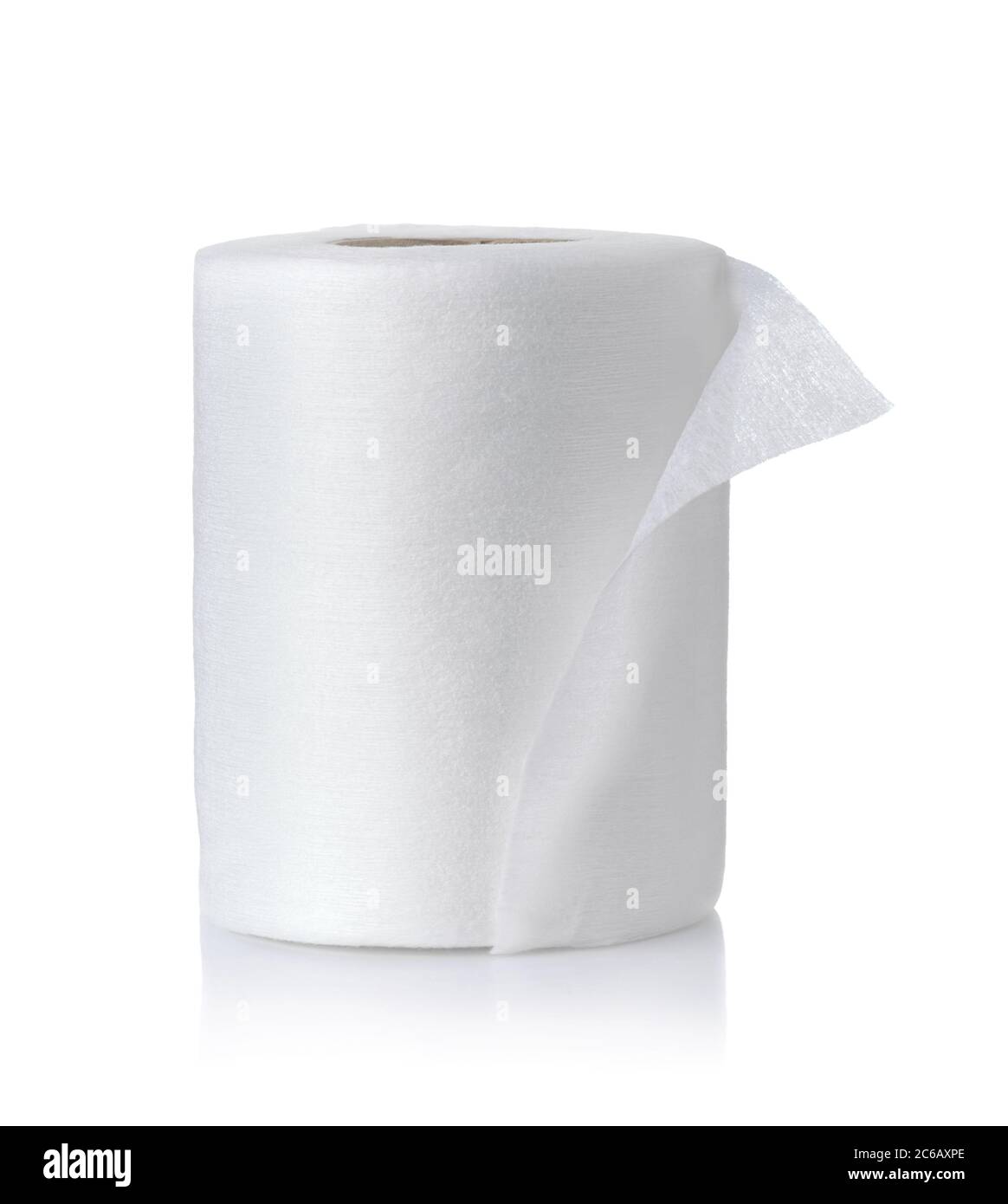 Rollo de servilletas de tela blanca desechable no tejida aisladas sobre  blanco Fotografía de stock - Alamy