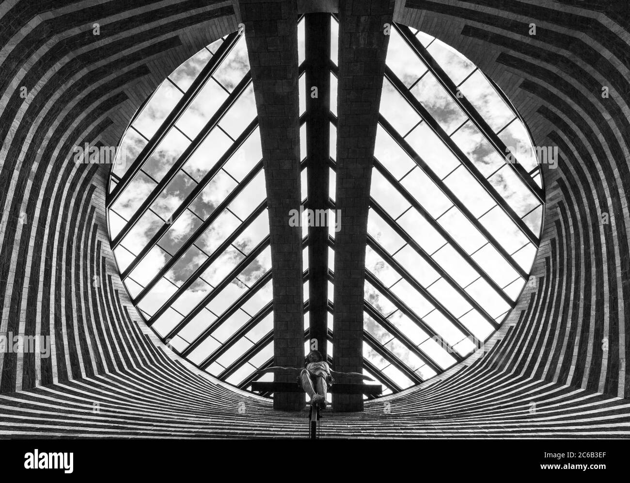 Mogno, Suiza - 01 de junio de 2018: La Iglesia de San Giovanni Battista por el famoso arquitecto Mario Botta, construido ii Maggia Valle (Val Lavizzara) a Foto de stock