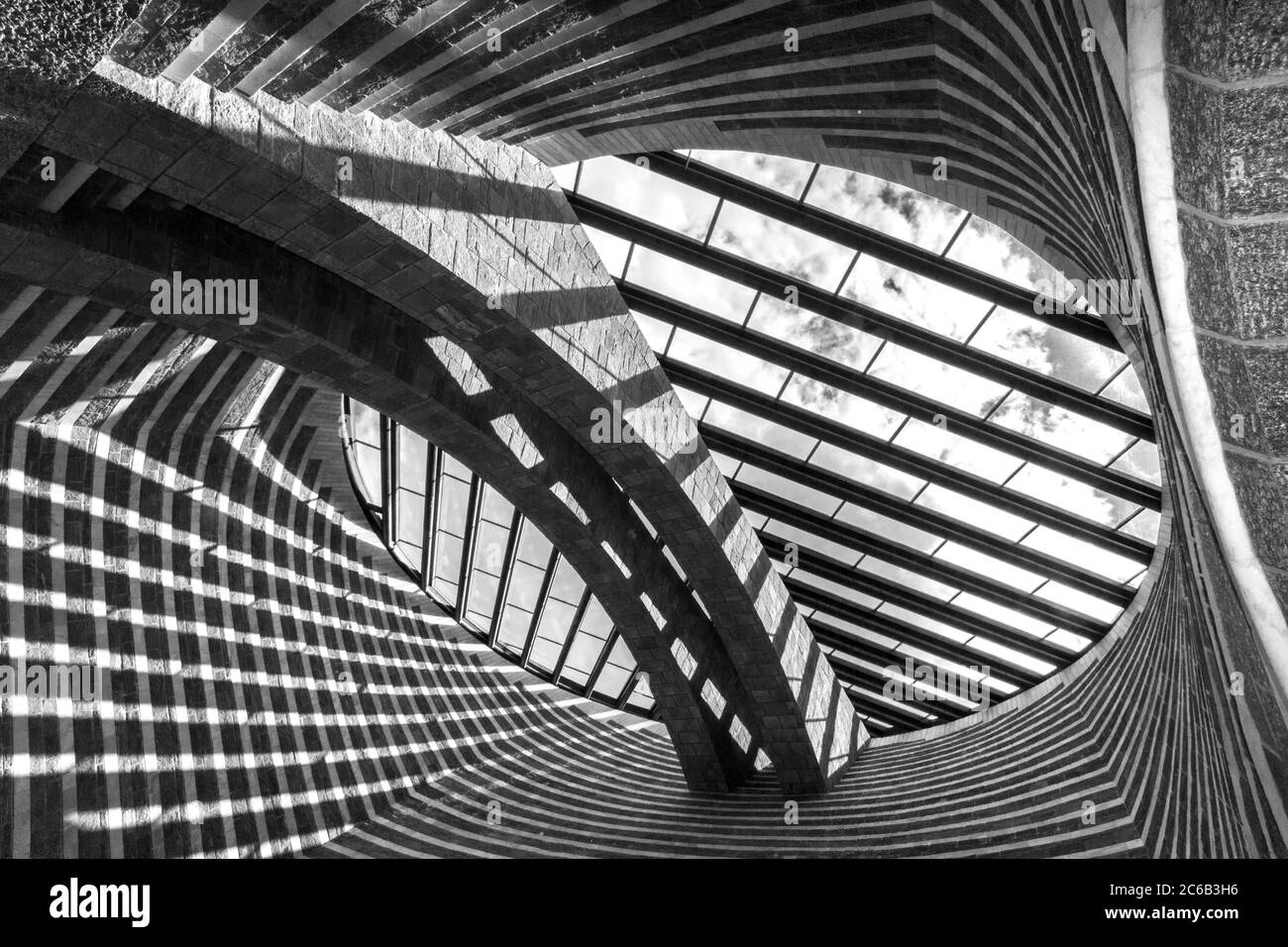 Mogno, Suiza - 01 de junio de 2018: La Iglesia de San Giovanni Battista por el famoso arquitecto Mario Botta, construido ii Maggia Valle (Val Lavizzara) a Foto de stock