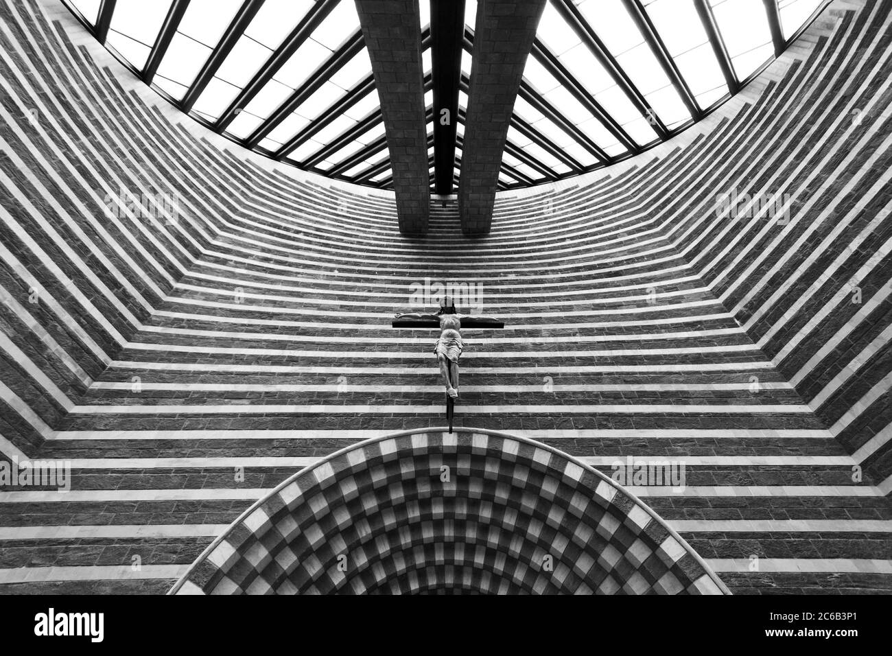 Mogno, Suiza - 01 de junio de 2018: La Iglesia de San Giovanni Battista por el famoso arquitecto Mario Botta, construido ii Maggia Valle (Val Lavizzara) a Foto de stock