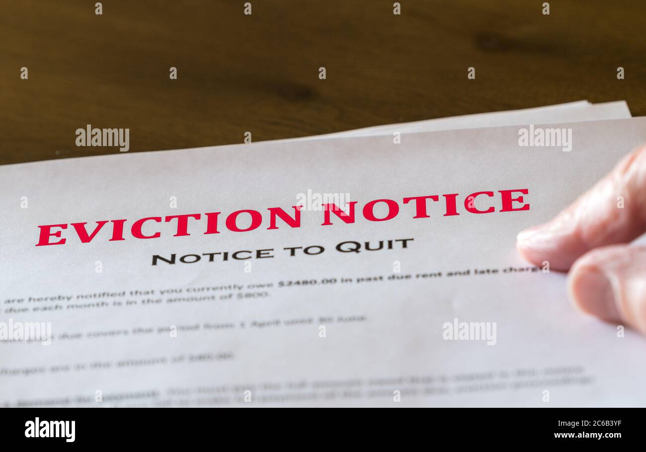 El inquilino incumplido con una carta que da aviso de desalojo de su casa en la mesa con espacio para copias Foto de stock