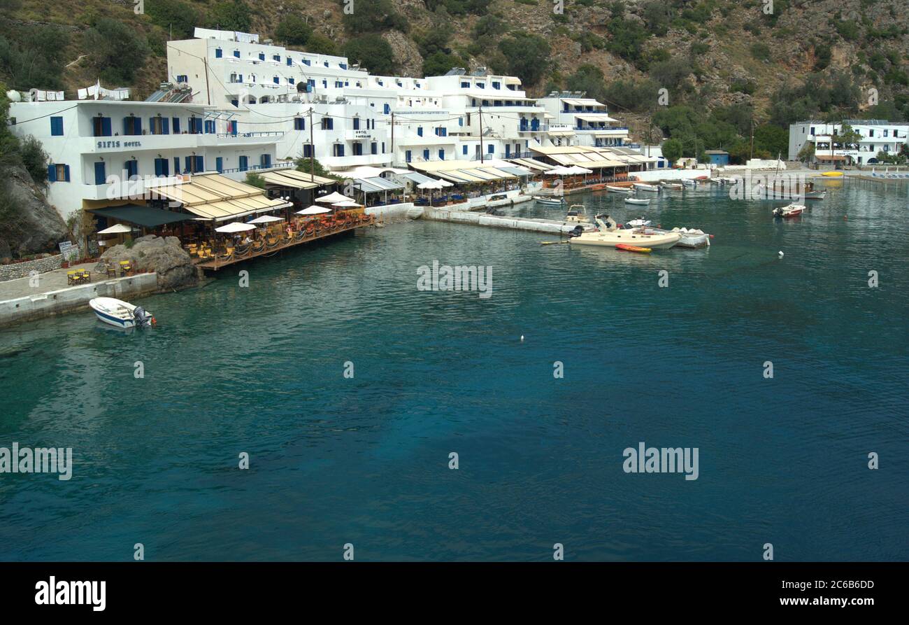 Grecia, Loutro pueblo, Creta. Vista panorámica de la pequeña y encantadora bahía con restaurantes y bares que bordean la bonita costa. Foto de stock