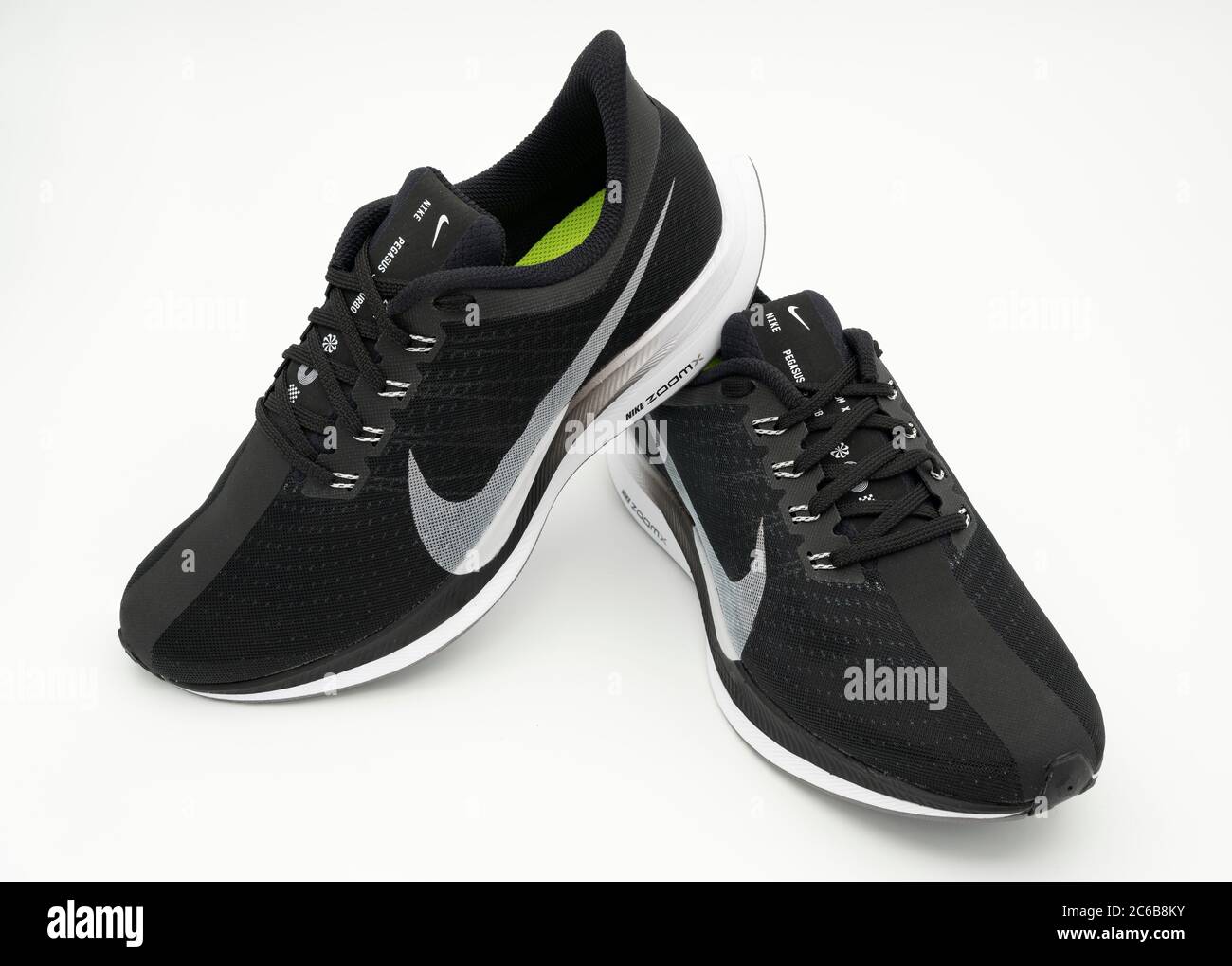 Dos zapatillas de running Nike Pegasus Turbo negras cortadas aisladas sobre  fondo blanco Fotografía de stock - Alamy