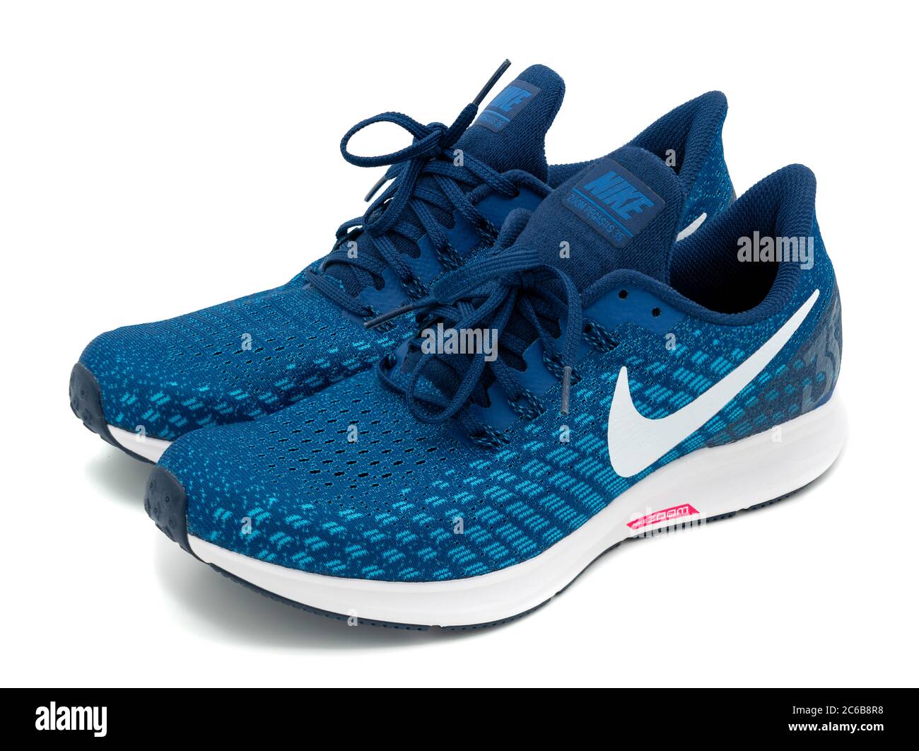 Dos zapatillas de running Nike Pegasus 35 azules blancas Fotografía de stock -