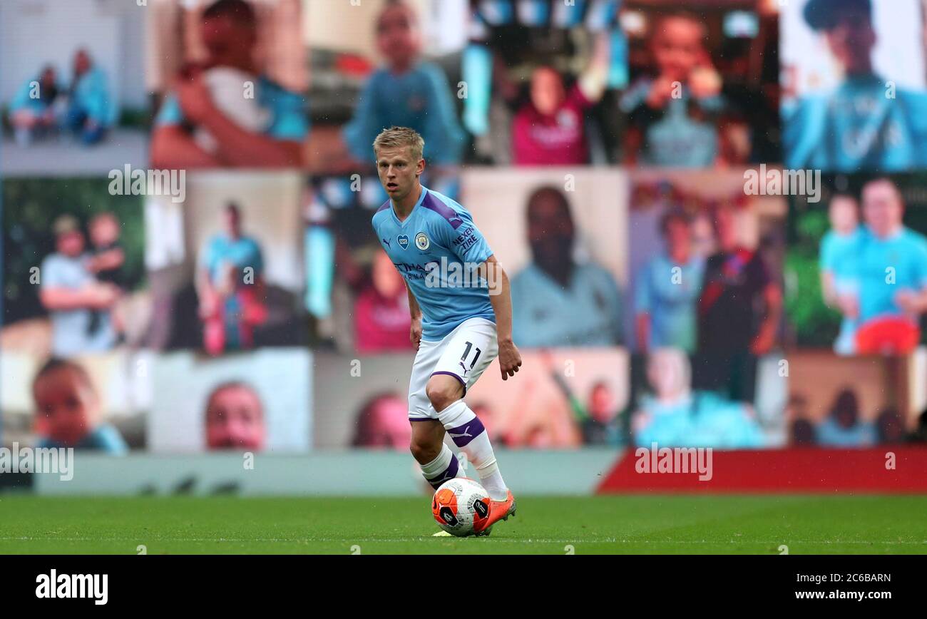 Oleksandr Zinchenko de Manchester City frente al video mural de fans durante el partido de la Premier League en el Etihad Stadium, Manchester. Foto de stock