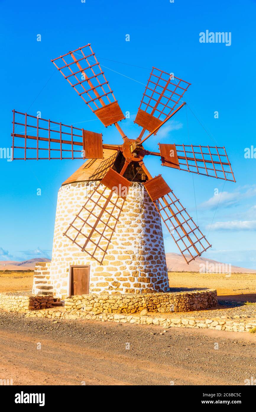 Molino de Tefia, molino de viento tradicional en Tefia, Fuerteventura, Islas Canarias, España, Atlántico, Europa Foto de stock