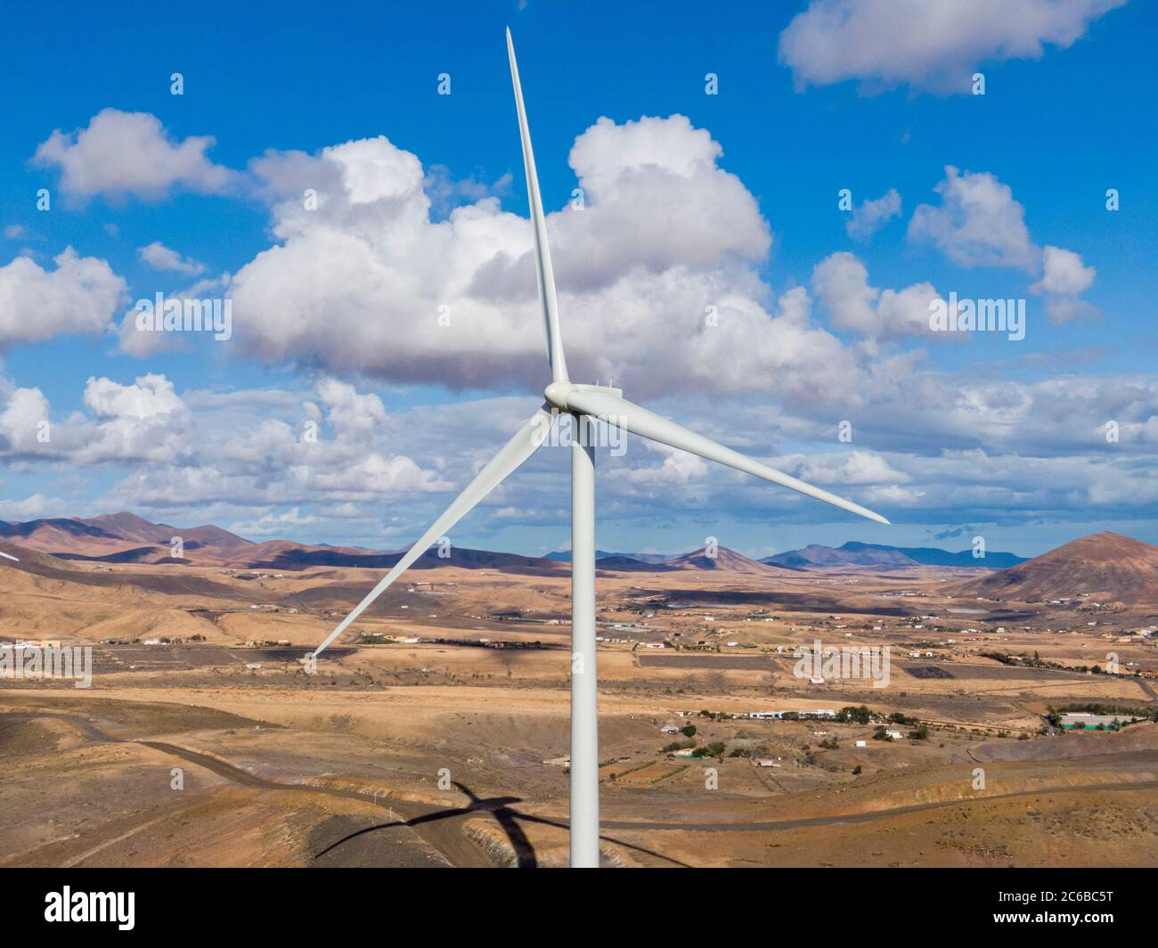 Granja moderna de molinos de viento, Fuerteventura, Islas Canarias, España, Atlántico, Europa Foto de stock