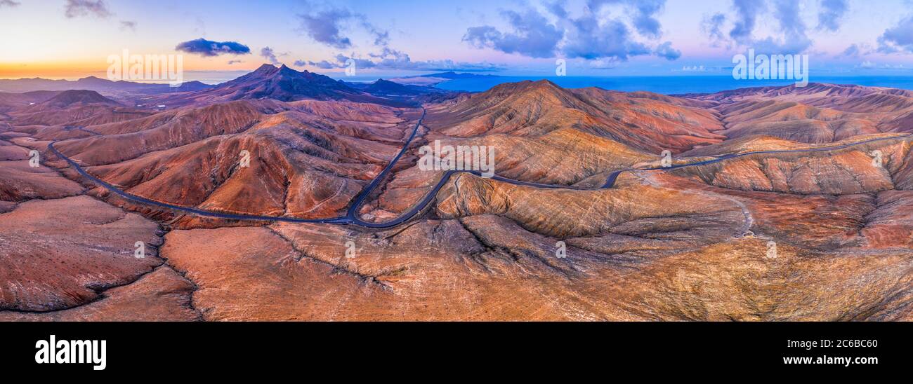 Carretera de montaña que cruza el paisaje volcánico cerca del mirador astronómico de Sicasumbre, Fuerteventura, Islas Canarias, España, Atlántico, Europa Foto de stock