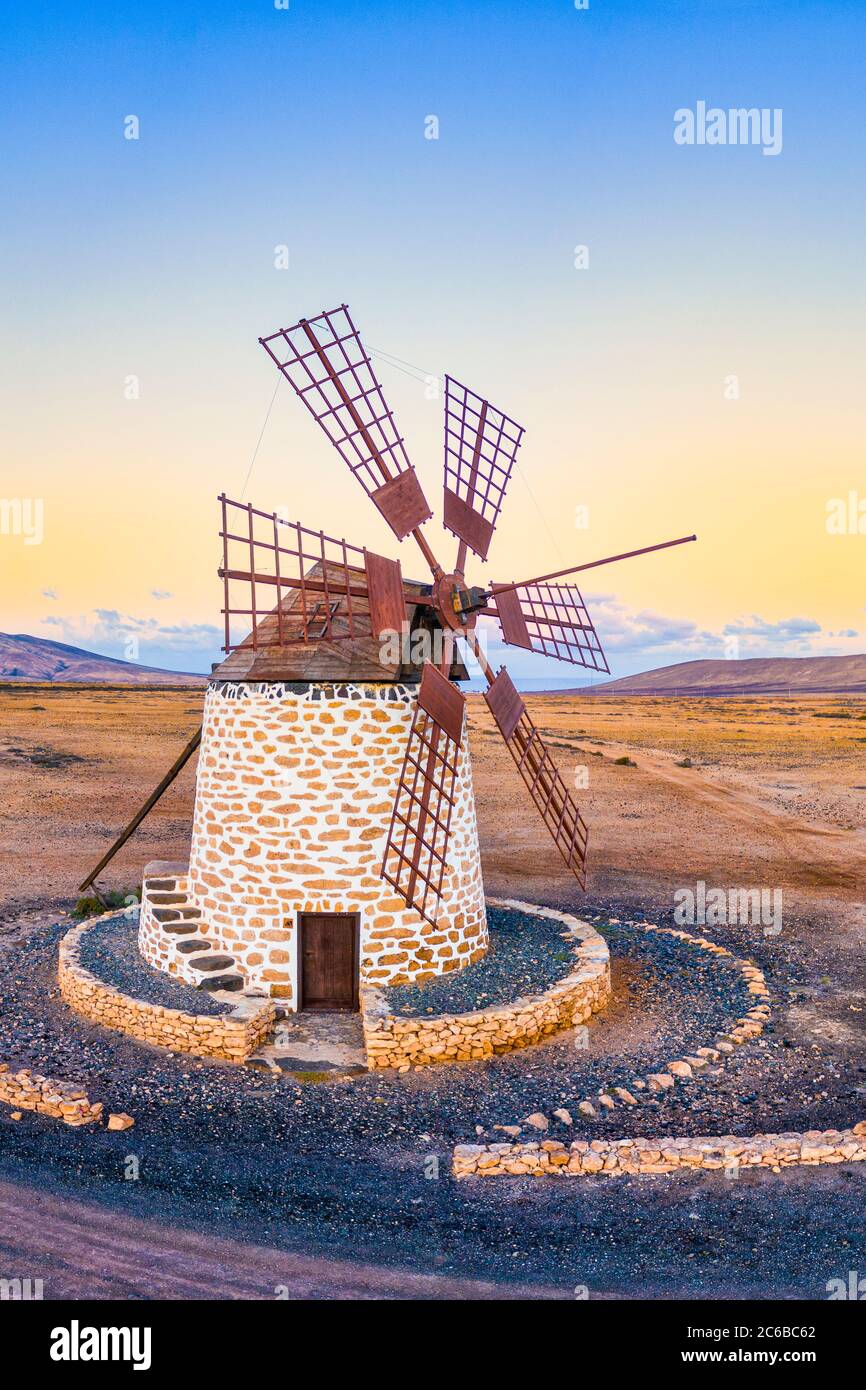 Molino de Tefia, molino de viento tradicional en Tefia, Fuerteventura, Islas Canarias, España, Atlántico, Europa Foto de stock