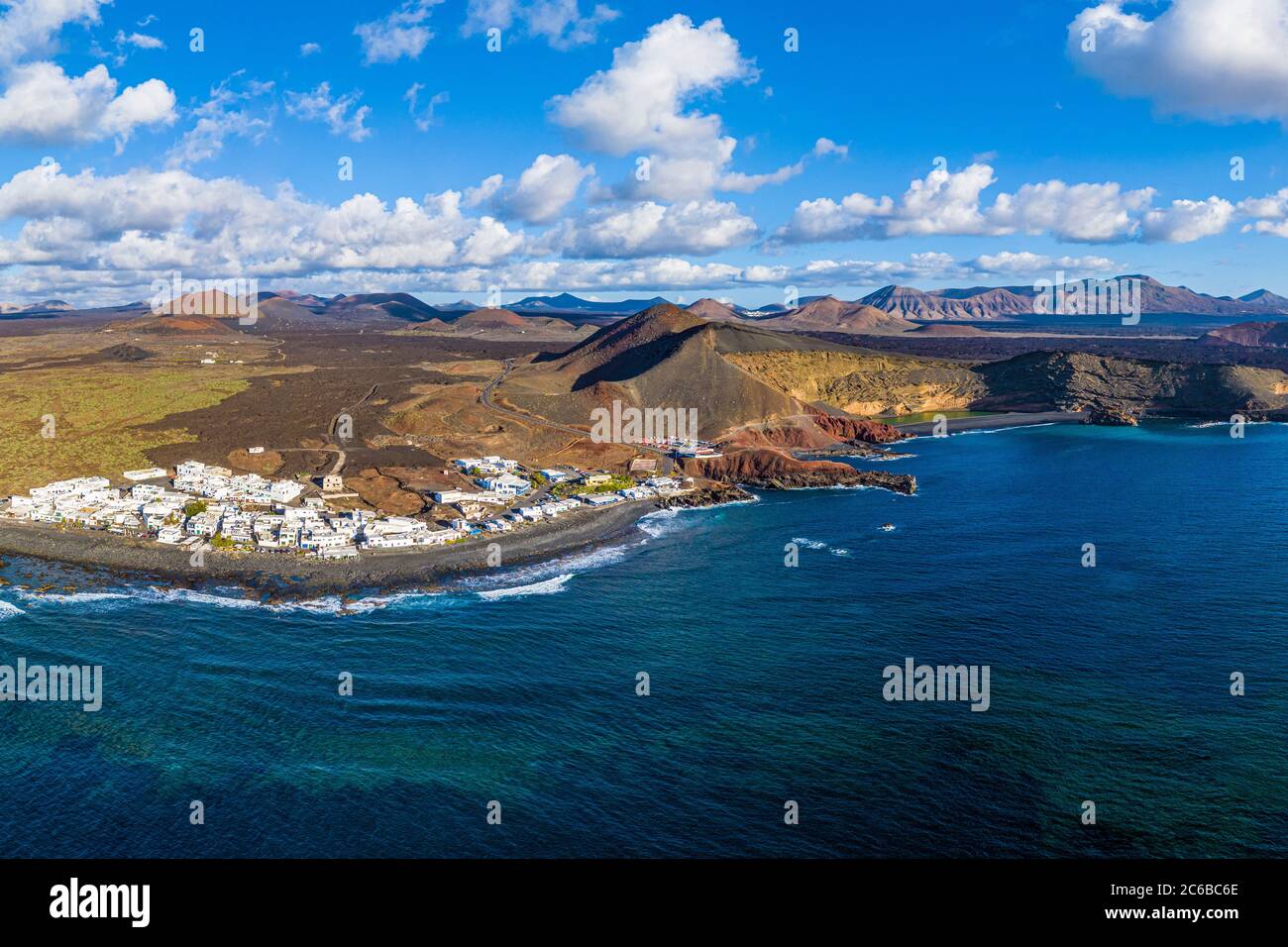 Vista aérea del pueblo el Golfo y del paisaje volcánico del Parque Nacional Timanfaya, Lanzarote, Islas Canarias, España, Atlántico, Europa Foto de stock
