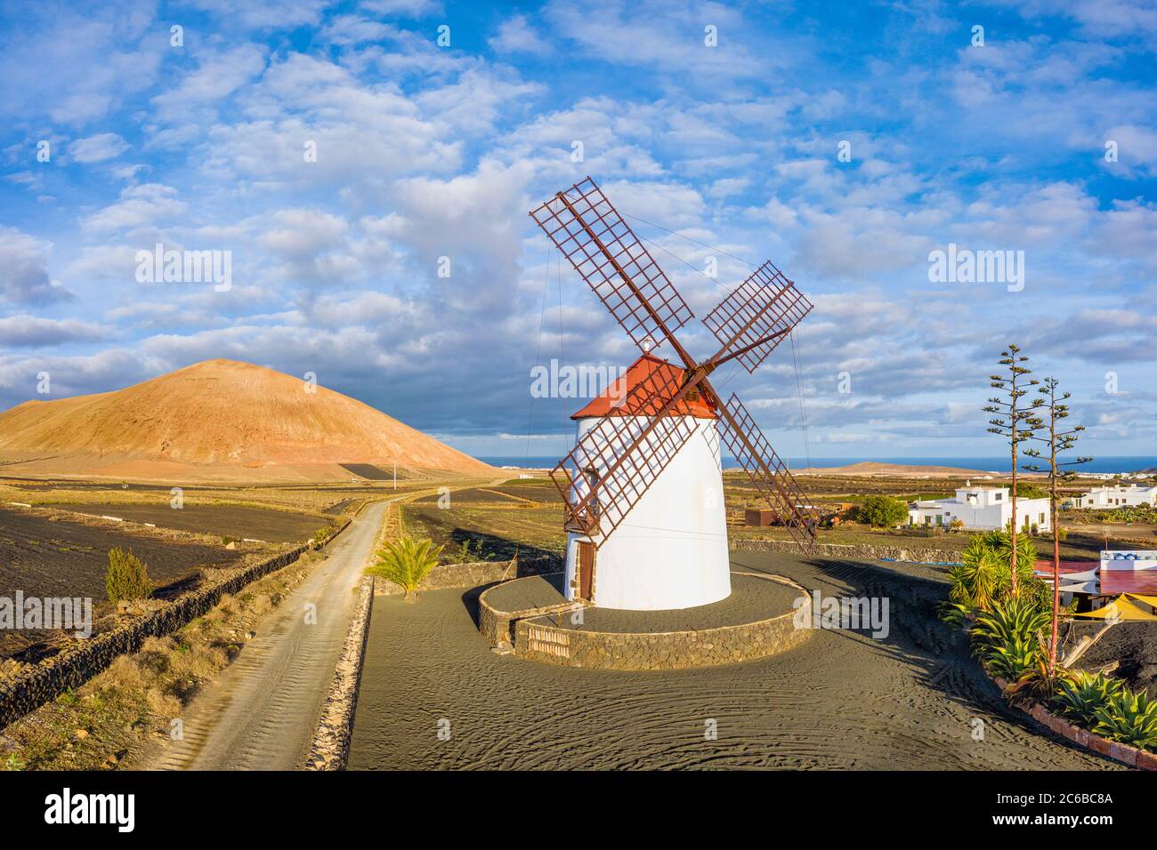 Molino de viento tradicional y paisaje volcánico, Tiagua, Lanzarote, Islas Canarias, España, Atlántico, Europa Foto de stock