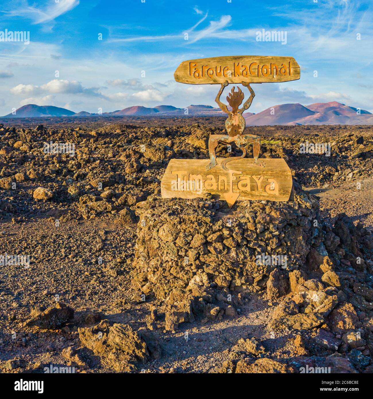 Parque Nacional Timanfaya, señal de entrada al Parque Nacional, Lanzarote, Islas Canarias, España, Atlántico, Europa Foto de stock