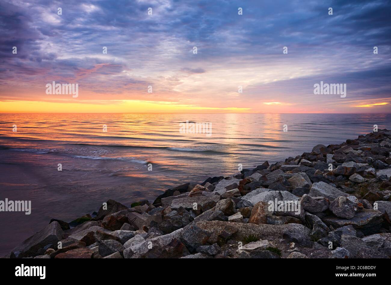 Mar Báltico costa rocosa al atardecer, Mrzezyno, Polonia. Foto de stock
