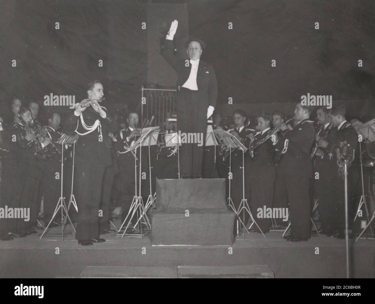 La banda de música italiana toca en el Sportpalast de Berlín Heinrich Hoffmann Photographs 1934 el fotógrafo oficial de Adolf Hitler, y un político y editor nazi, que era un miembro del círculo íntimo de Hitler. Foto de stock