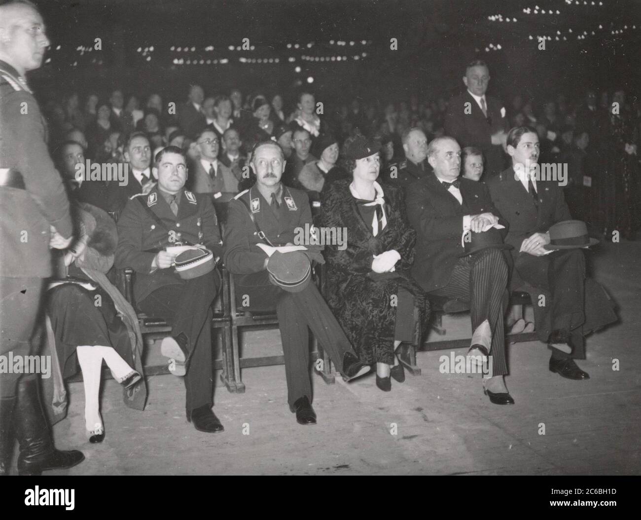 La banda de música italiana toca al príncipe Guillermo de agosto en el Sportpalast de Berlín Heinrich Hoffmann Photographs 1934 el fotógrafo oficial de Adolf Hitler, y un político y editor nazi, que era un miembro del círculo íntimo de Hitler. Foto de stock