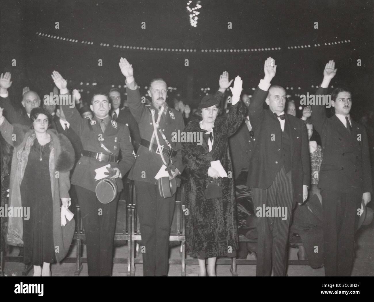 La banda de música italiana toca al príncipe Guillermo de agosto en el Sportpalast de Berlín Heinrich Hoffmann Photographs 1934 el fotógrafo oficial de Adolf Hitler, y un político y editor nazi, que era un miembro del círculo íntimo de Hitler. Foto de stock