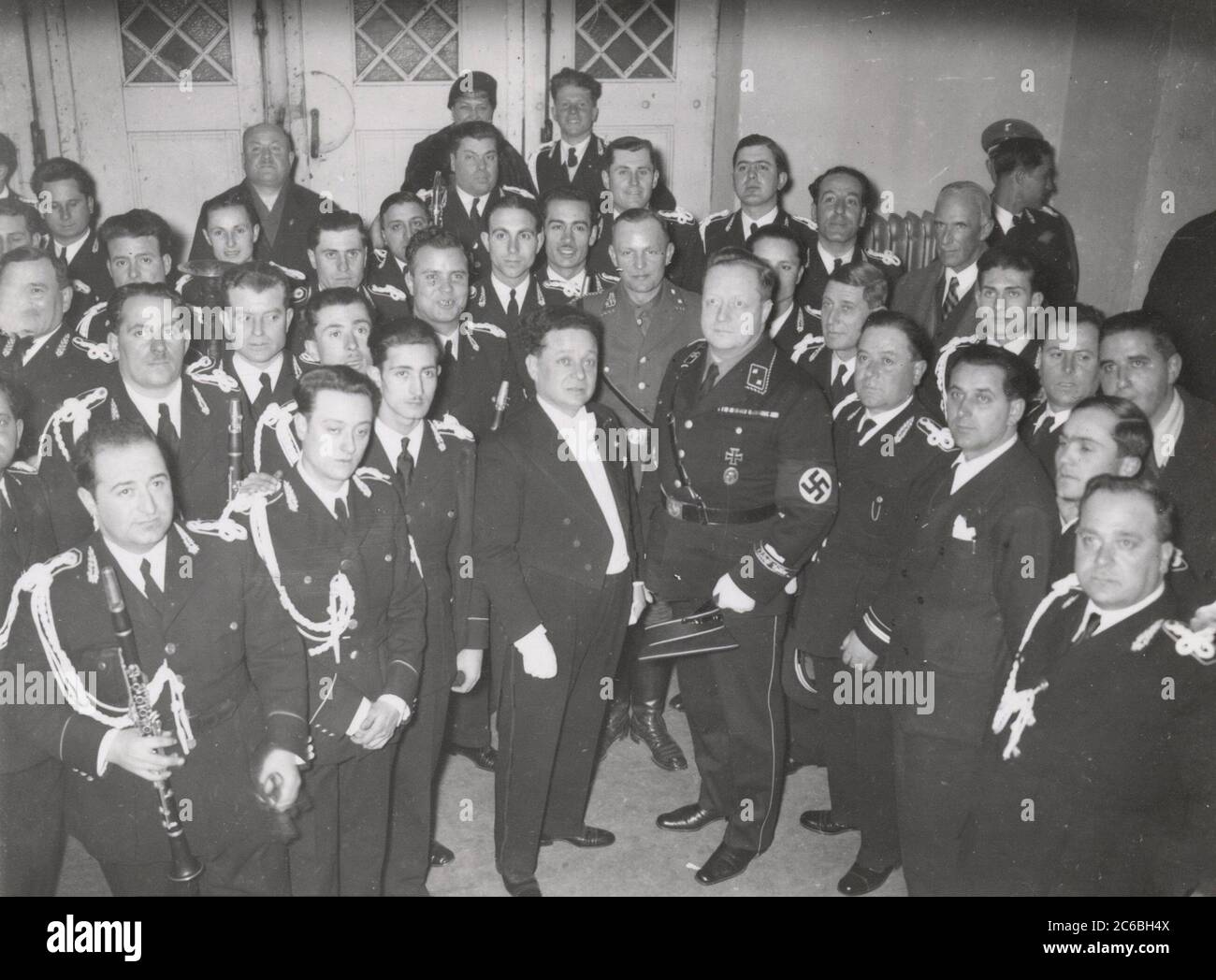 La banda de música italiana toca en el Sportpalast de Berlín Heinrich Hoffmann Photographs 1934 el fotógrafo oficial de Adolf Hitler, y un político y editor nazi, que era un miembro del círculo íntimo de Hitler. Foto de stock