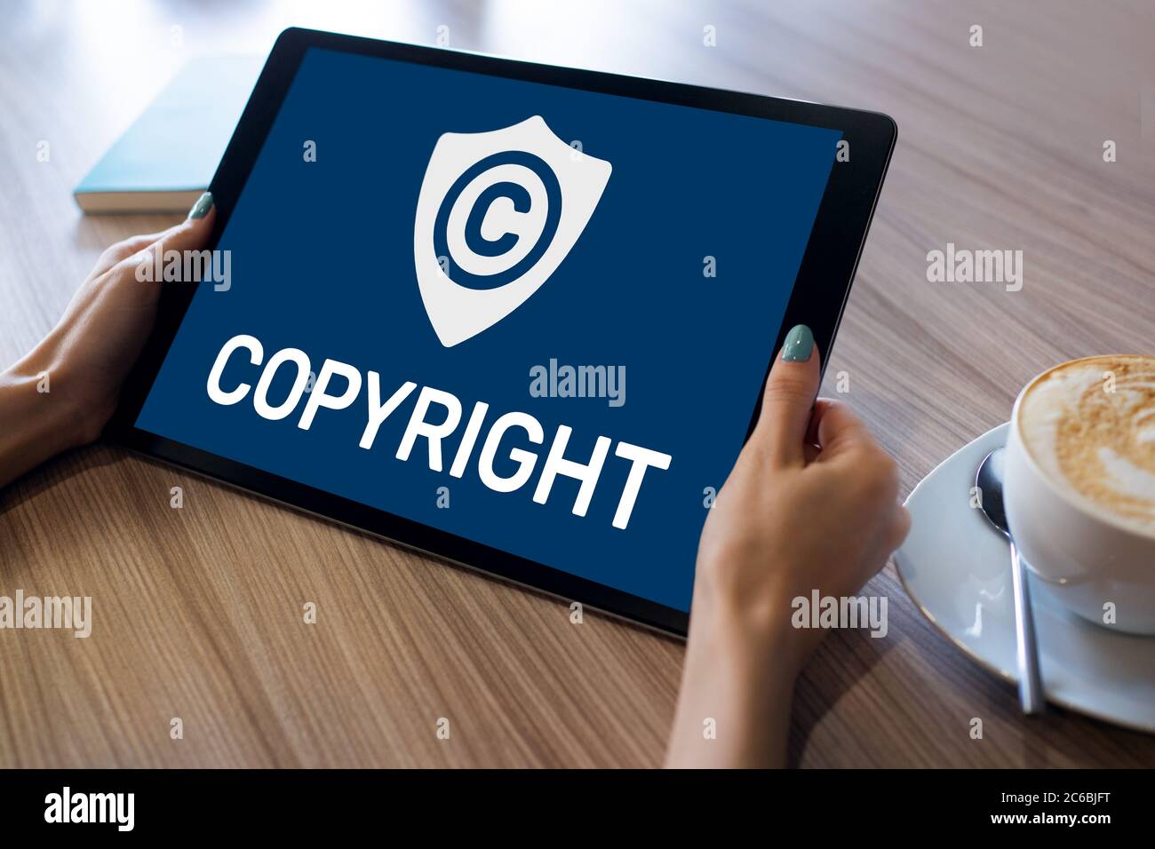 Icono de copyright en la pantalla. Derecho De Patentes Y Propiedad Intelectual. Concepto De Negocio, Internet Y Tecnología Foto de stock