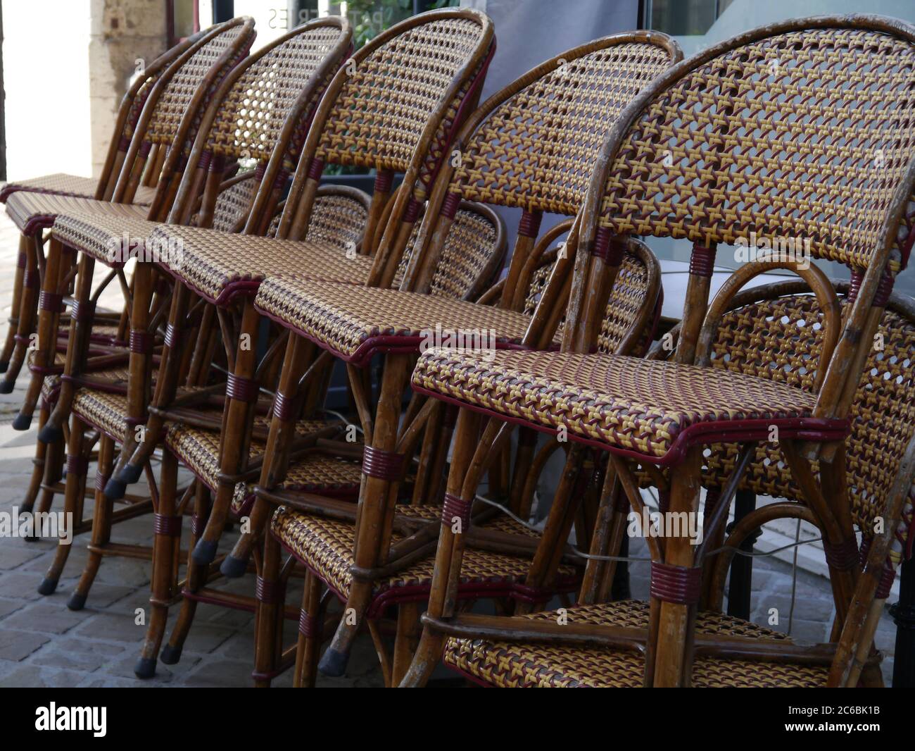 Sillas de café apiladas en la calle en Chartres, Eure-et-Loire, Francia. Foto de stock