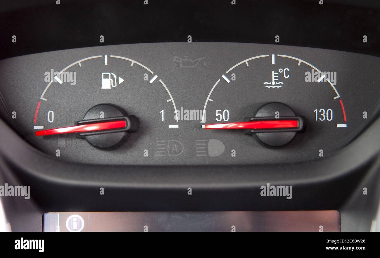 Cuadro de instrumentos del vehículo. Instrumentos analógicos para la  cantidad de combustible y la temperatura en el coche Fotografía de stock -  Alamy