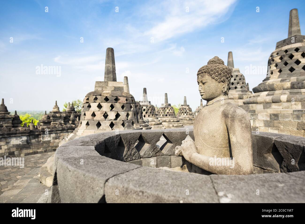 (Enfoque selectivo) impresionante vista de una estatua de Buda en el primer plano y algunos acampanados stupas en el fondo. Foto de stock