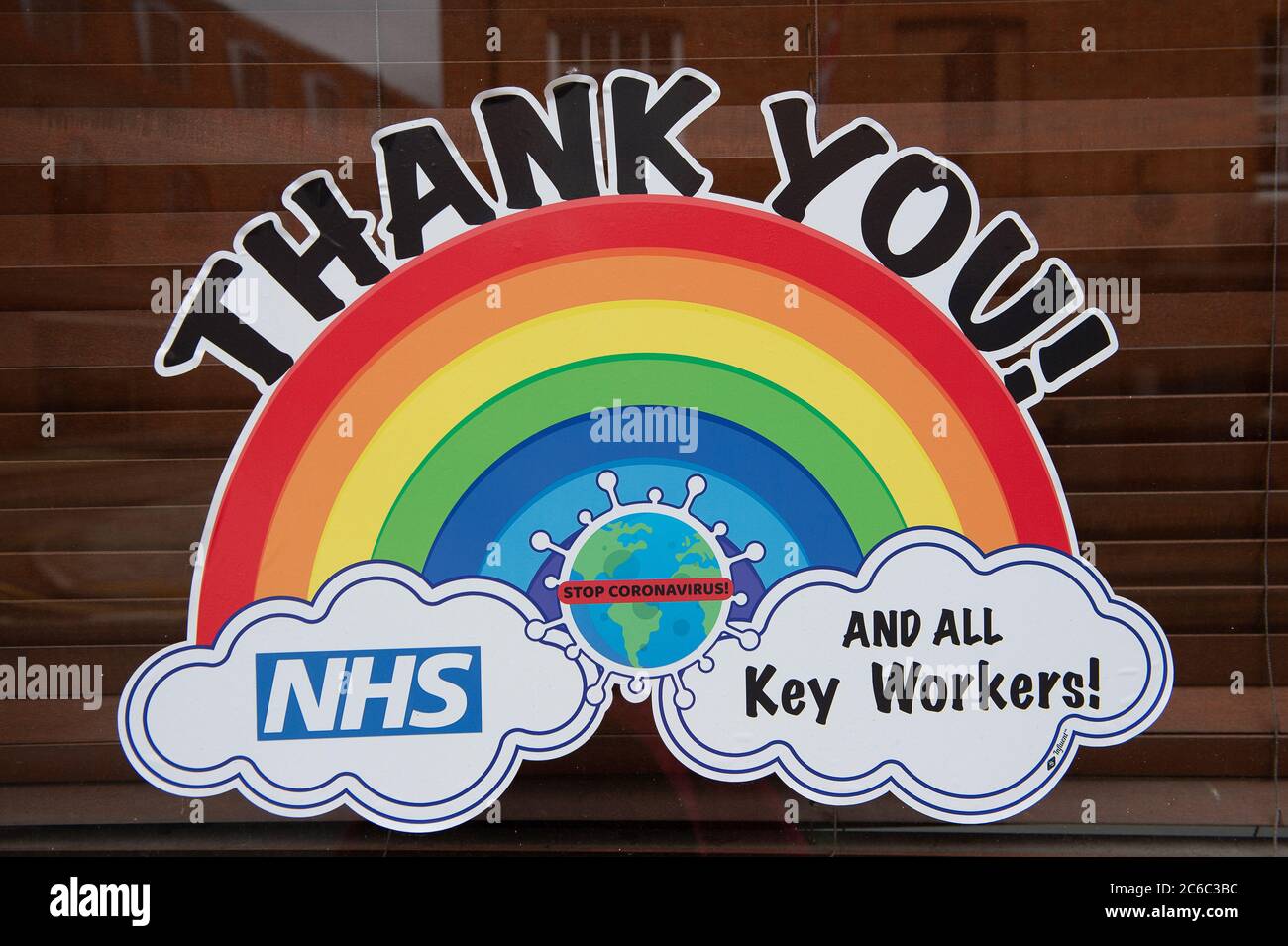 Eton, Windsor, Berkshire, Reino Unido. 8 de julio de 2020. Un vibrante agradecimiento NHS y todos los trabajadores clave arco iris en una ventana en Eton High Street durante el cierre del Coronavirus. Crédito: Maureen McLean/Alamy Foto de stock
