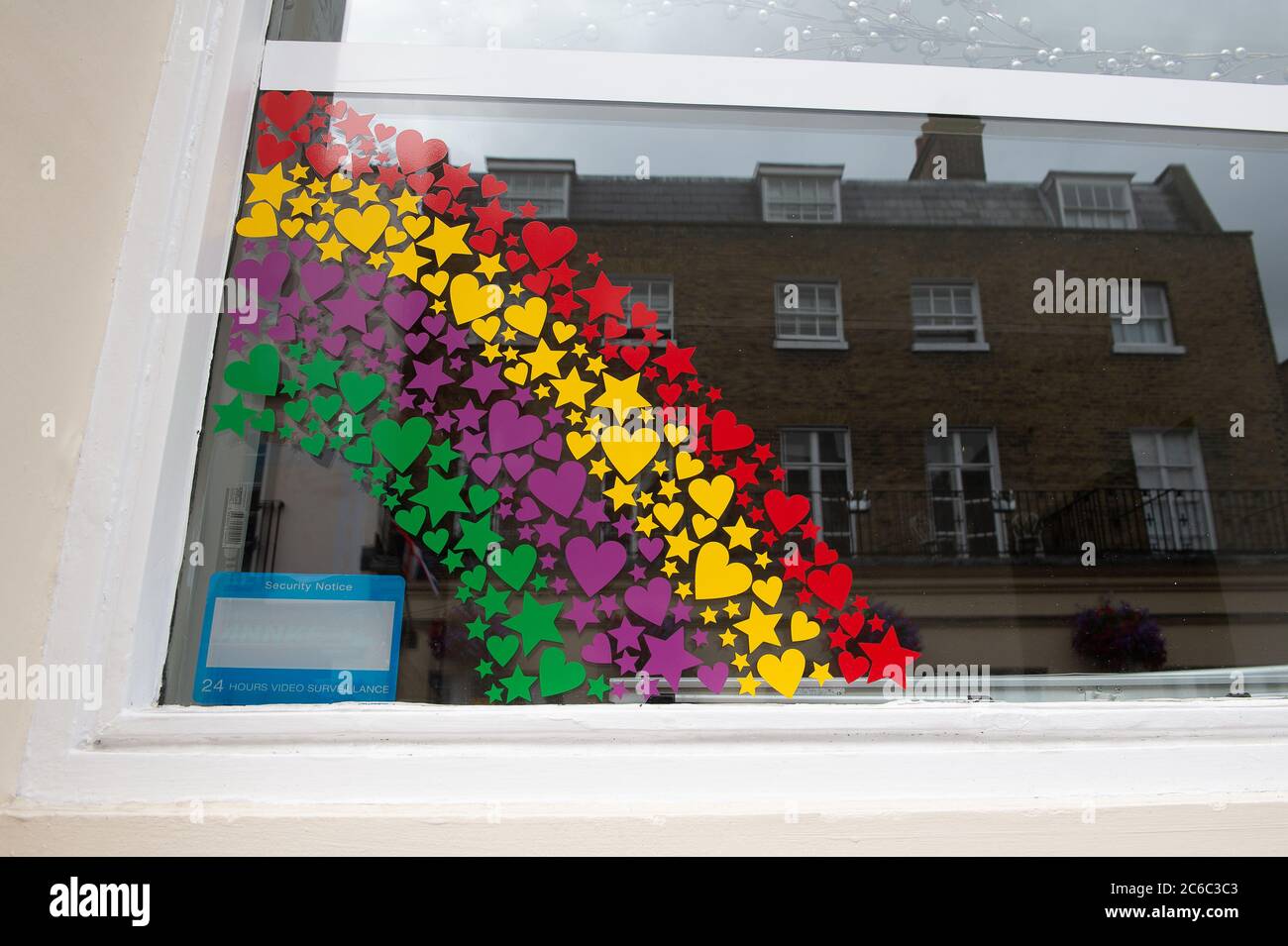 Eton, Windsor, Berkshire, Reino Unido. 8 de julio de 2020. Un vibrante arco iris de NHS en una ventana en Eton High Street durante el bloqueo del Coronavirus. Crédito: Maureen McLean/Alamy Foto de stock