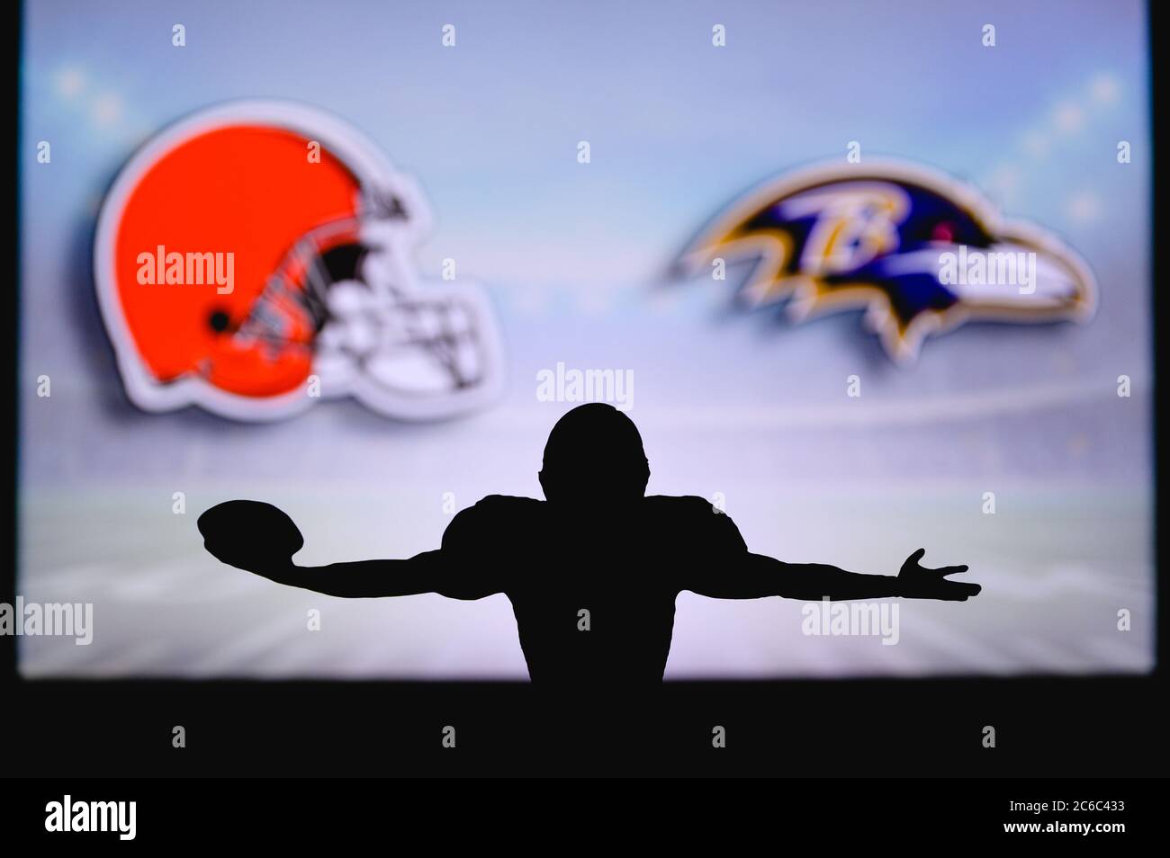 Cleveland Browns Vs Baltimore Ravens Juego De La Nfl Partido De La Liga Americana De Futbol Silueta De Jugador Profesional Celebrar El Retoque Pantalla En Bac Fotografia De Stock Alamy
