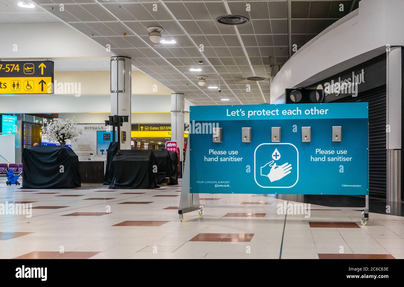 Estación de dispensador de desinfectante de manos para protección contra coronavirus en el aeropuerto de Gatwick durante la pandemia mundial de Covid 19 2020, Inglaterra, Reino Unido Foto de stock