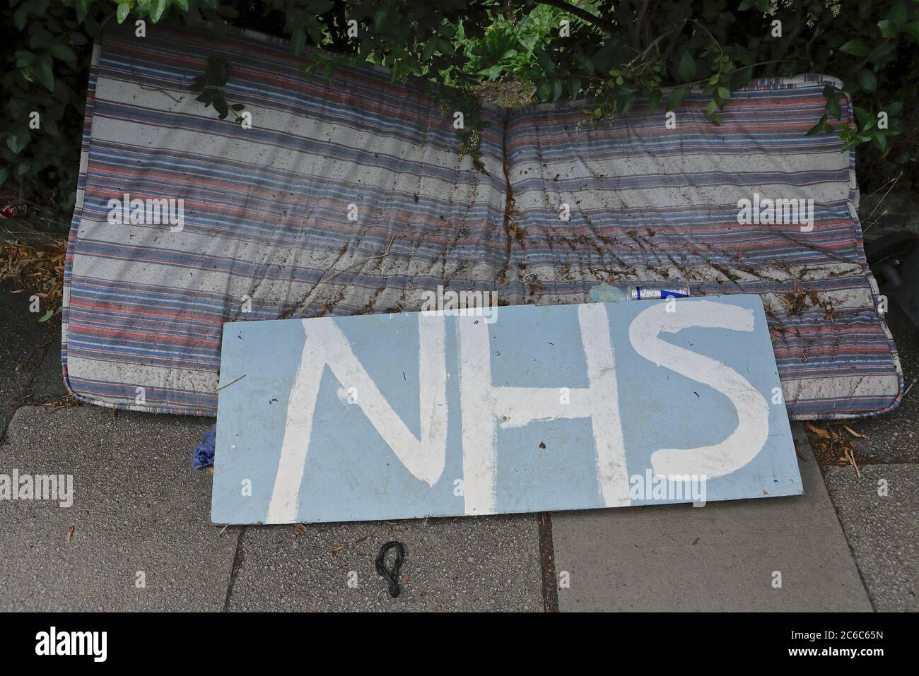 Londres (Reino Unido), 8 de julio de 2020: Un colchón descartado y un cartel con las letras "NHS" en una calle en el sureste de Londres, ya que el gobierno del Reino Unido facilita el cierre. Foto de stock