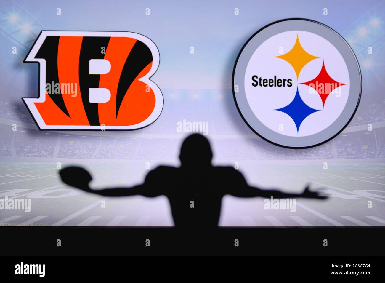 Cincinnati Bengals vs. Pittsburgh Steelers . Juego de la NFL. Partido de la Liga Americana de Fútbol. Silueta de jugador profesional celebrar el retoque. Pantalla Foto de stock